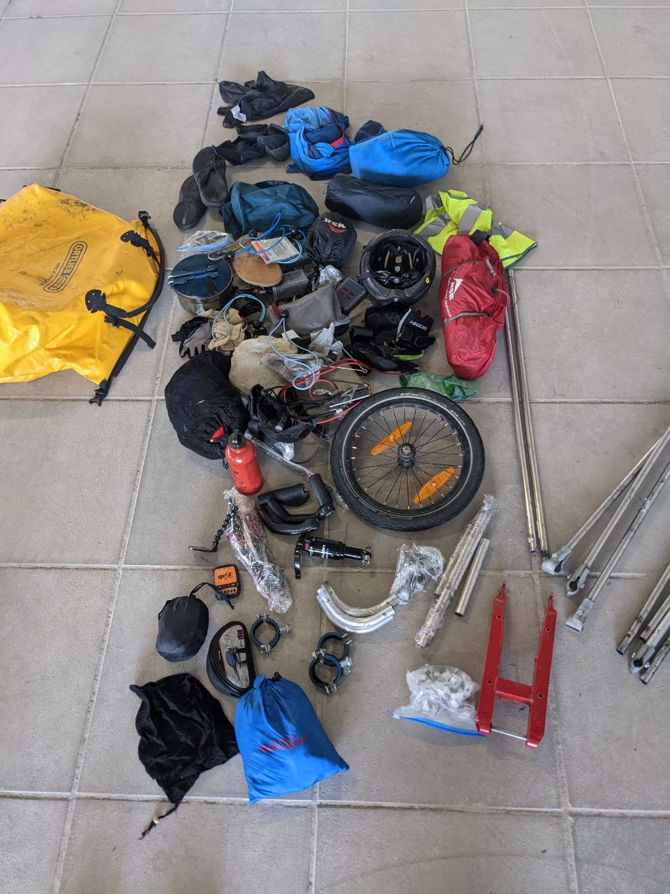 That is all the gear from a disassembled trailer. A lot of spare parts, tent and sleeping bag, cooking equipment etc. As a comparison the blue bag top right is all the cloth of Johannes.